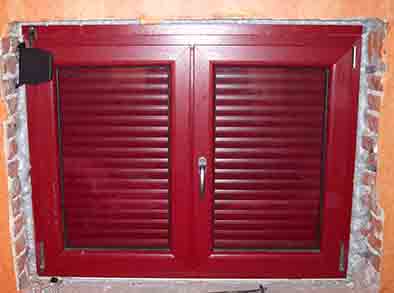 fenetre_pvc_rouge